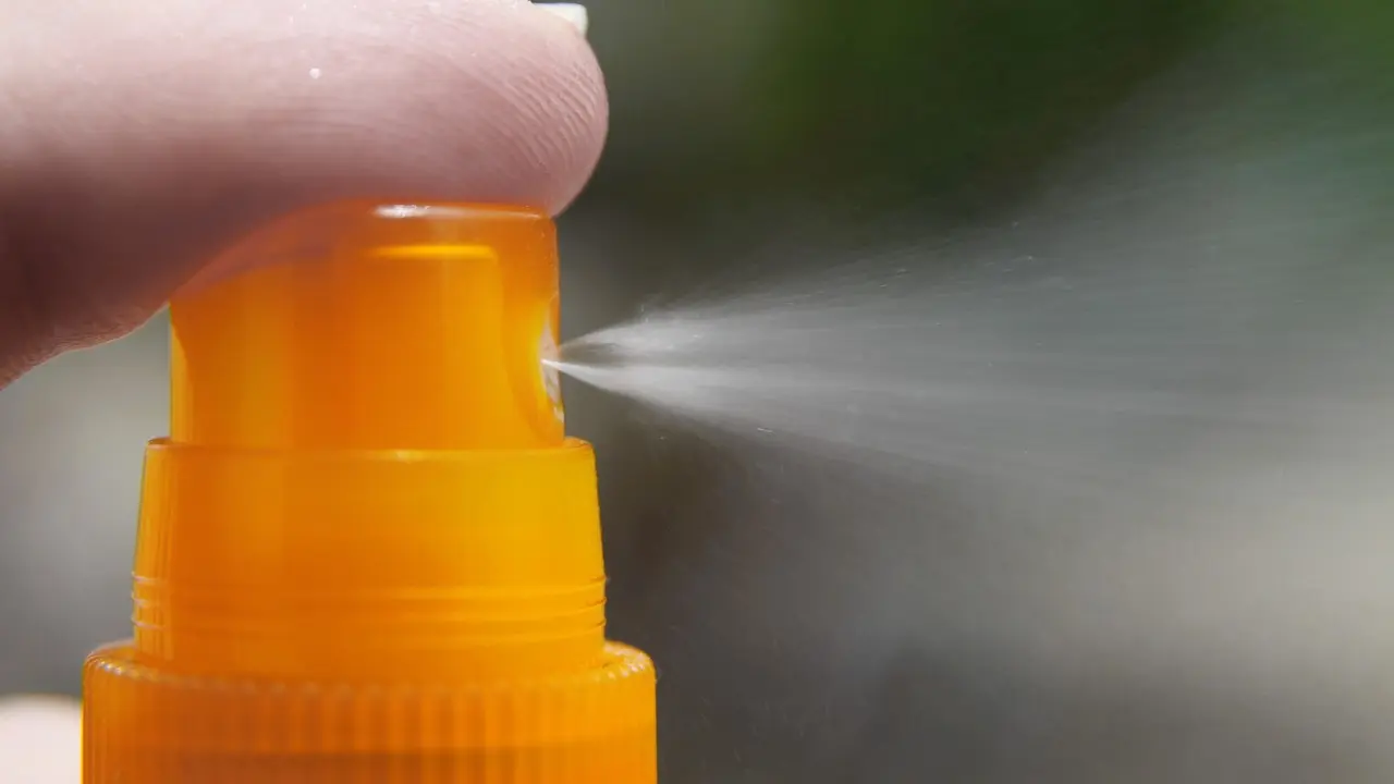 Cara Bersihkan Wajah dari Sunscreen, Tak Cukup Hanya Pakai Sabun