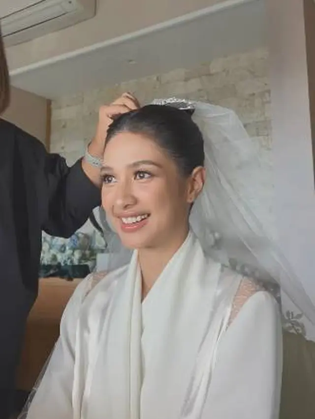 Detail makeup Mikha Tambayong di hari pernikahan (Sumber: Instagram/evalovira)