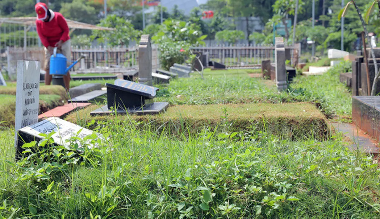 Berdasarkan keterangan dari penjaga makam, kerabat Laila Sari sudah tidak lagi membayar biaya perawatan makam. Seperti diketahui, semasa hidupnya, Laila menjadi tulang punggung keluarga. (Deki Prayoga/Bintang.com)