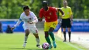 Guinea unggul lewat eksekusi penalti Ilaix Moriba pada menit ke-29 yang berhasil merobek jala gawang Ernando Ari. (MIGUEL MEDINA/AFP)