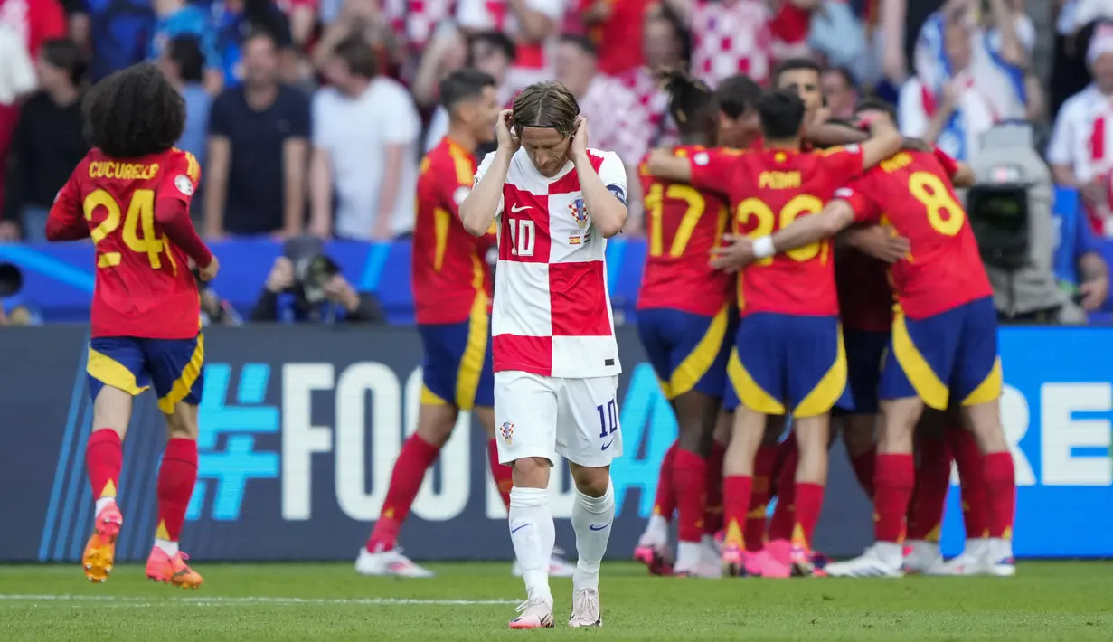 Reaksi kecewa kapten Timnas Kroasia, Luka Modric setelah timnya kebobolan gol ketiga oleh Timnas Spanyol melalui Dani Carvajal pada laga Grup B Euro 2024 di Olympiastadion, Berlin, Jeman, Sabtu (15/6/2024). (AP Photo/Ebrahim Noroozi)