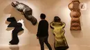 Pengunjung melihat-lihat benda yang dipamerkan pada pameran Indonesian Contemporary Art and Design (ICAD) di Grand Kemang, Jakarta, Jumat (22/10/2021). Pameran yang menghadirkan desain dan seni kontamporer ini berlangsung dari 21 Oktober hingga 28 November 2021. (Liputan6.com/Johan Tallo)