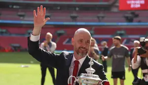 Pelatih Manchester United, Erik ten Hag dengan trofi Piala FA usai mengalahkan Man City di final, Sabtu (25/5/2024). (AP Photo/Ian Walton)