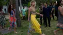 Narapidana berjalan melewati sipir penjara saat menuju panggung kontes kecantikan Miss Talavera Bruce 2018 di Rio de Janeiro, Brasil, Selasa (4/12). Kontes ini digelar untuk mengangkat rasa percaya diri para narapidana di sana. (AP/Silvia Izquierdo)