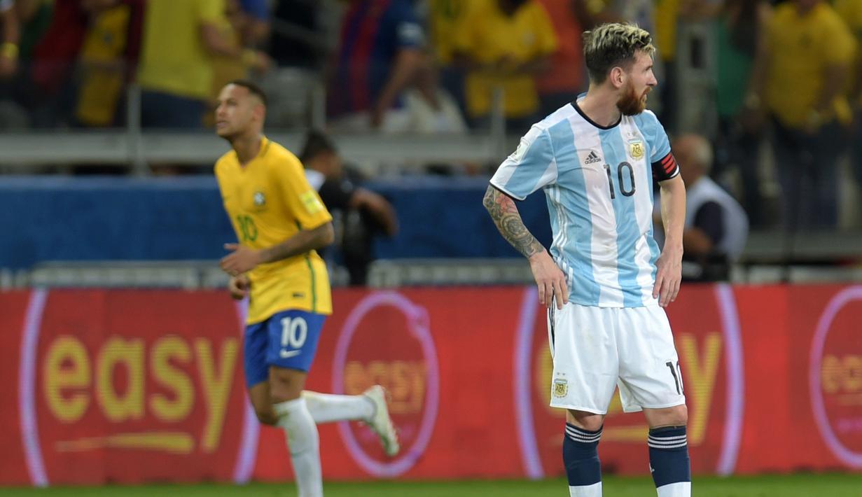 Rasa Keceawa Lionel Messi terlihat usai Neymar mencetak gol ke gawang Argentina pada laga  Kualifikasi Piala Dunia 2018 zona Amerika Selatan di Stadion Governador Magalhaes Pinto, Belo Horizonte, Kamis (10/11/2016). (AFP/Douglas Magno)