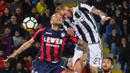 Gelandang Juventus, Stefano Sturaro, duel udara dengan bek Crotone, Bruno Martella, pada laga Serie A di Stadion Ezio Scida, Kamis (19/4/2018). Juventus ditahan imbang 1-1 oleh Crotone. (AFP/Giovanni Isolino)