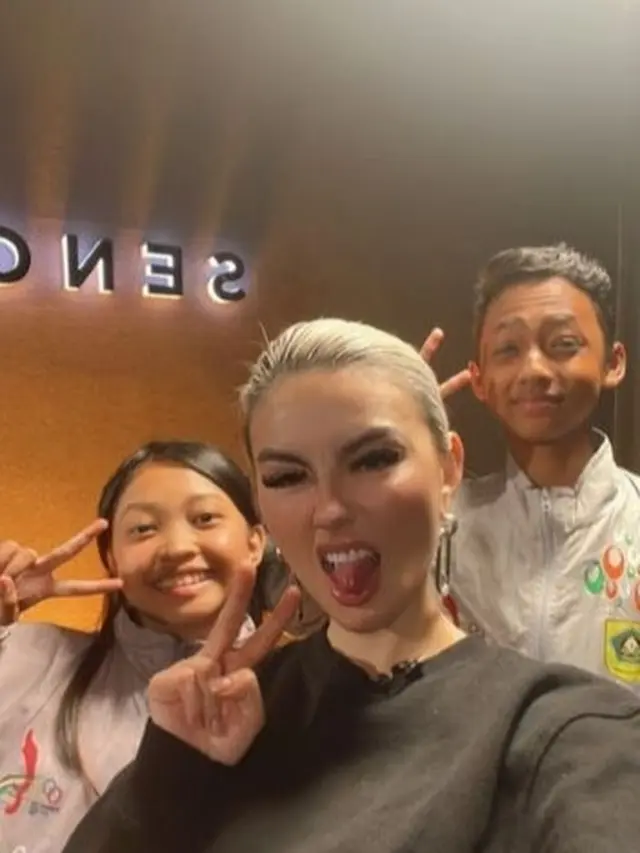Agnez Mo bertemu Devina dan Kesya, Siswa SMPN 1 Ciawi yang jago dansa (Foto: Instagram agnezmo)