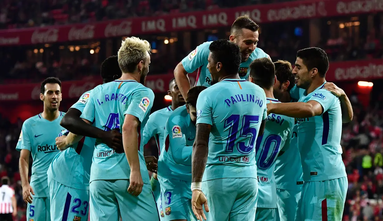 Pemain Barcelona, Paulinho Bezerra dan rekan setimnya merayakan gol ke gawang Athletic Bilbao pada pekan ke-10 Liga Spanyol di San Mames, Minggu (29/10) dini hari. Satu gol dari Lionel Messi dan Paulinho membawa Blaugrana menang 2-0 (AP/Alvaro Barrientos)