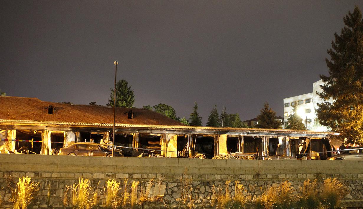 Sebuah rumah sakit darurat yang terbakar di kota Tetovo, Makedonia Utara, Kamis (9/9/2021). Kebakaran terjadi Rabu malam di rumah sakit darurat untuk pasien COVID-19. (Foto AP/Boris Grdanoski)