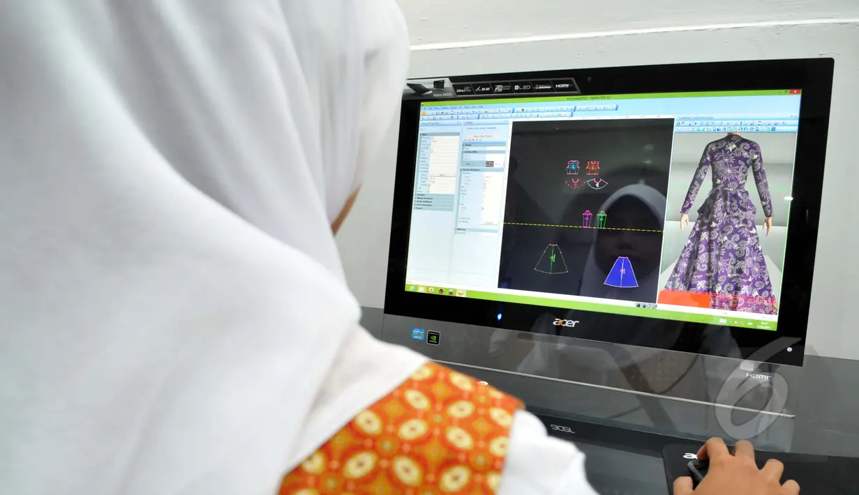Seorang pelajar saat membuat rancangan busana muslim dalam bentuk tiga dimensi di sela-sela peresmian Sekolah Fashion SMK NU Banat, Kudus, Jawa Tengah, Rabu (11/3/2015). (Liputan6.com/Panji Diksana)