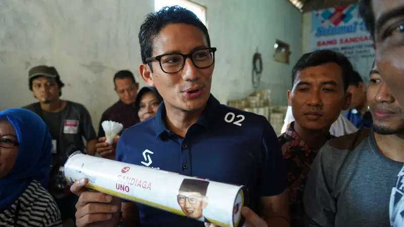 Cawapres Sandiaga Uno mengunjungi usaha industri rumahan shuttlecock Jangkar Mas, Nganjuk, Jawa Timur.