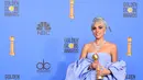Lady Gaga menunjukkan piala penghargaan Golden Globes 2019 di The Beverly Hilton, Beverly Hills, California, Minggu (6/1). Lady Gaga meraih penghargaan melalui soundtrack lagu film The Star is Born. (Photo by Jordan Strauss/Invision/AP)