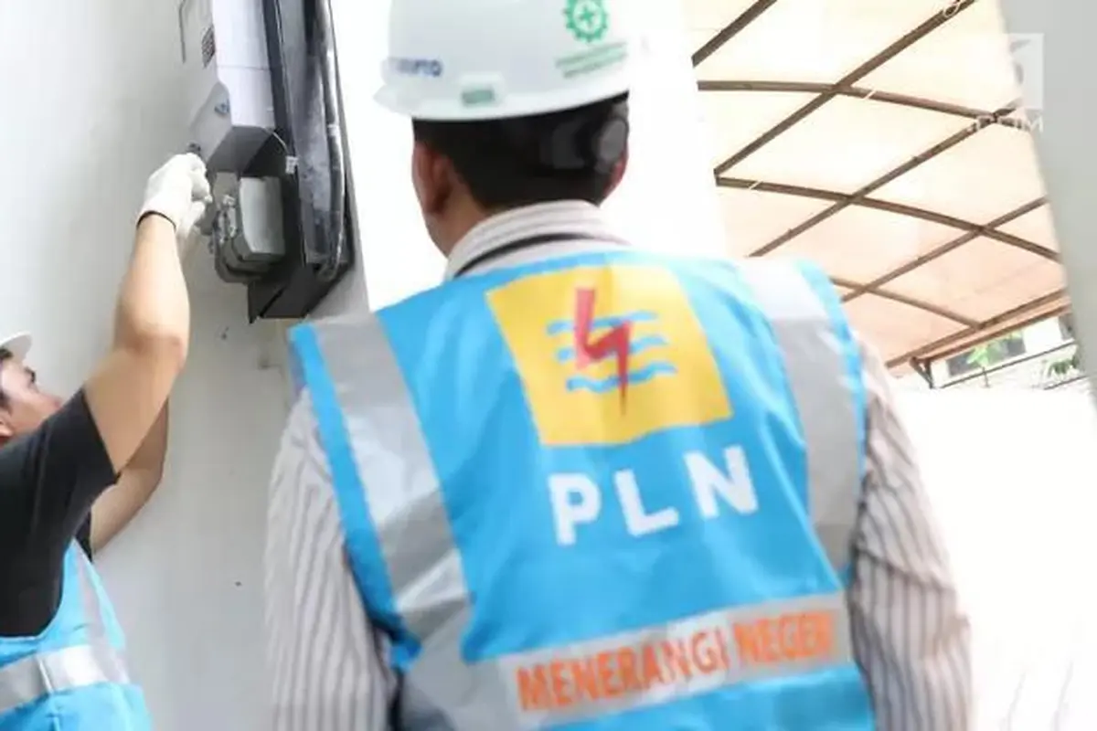 Ilustrasi petugas teknik PLN melakukan penambahan daya listrik rumah milik pelanggan. (Dok PLN)