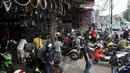 Suasana bengkel motor di Jalan Otista, Jakarta, Minggu (26/5/2019). Jelang Idul Fitri atau Lebaran, jumlah pelanggan bengkel motor di kawasan Otista meningkat, mulai dari menyervis mesin hingga membeli perlengkapan guna kesiapan mudik mendatang. (merdeka.com/Iqbal S. Nugroho)