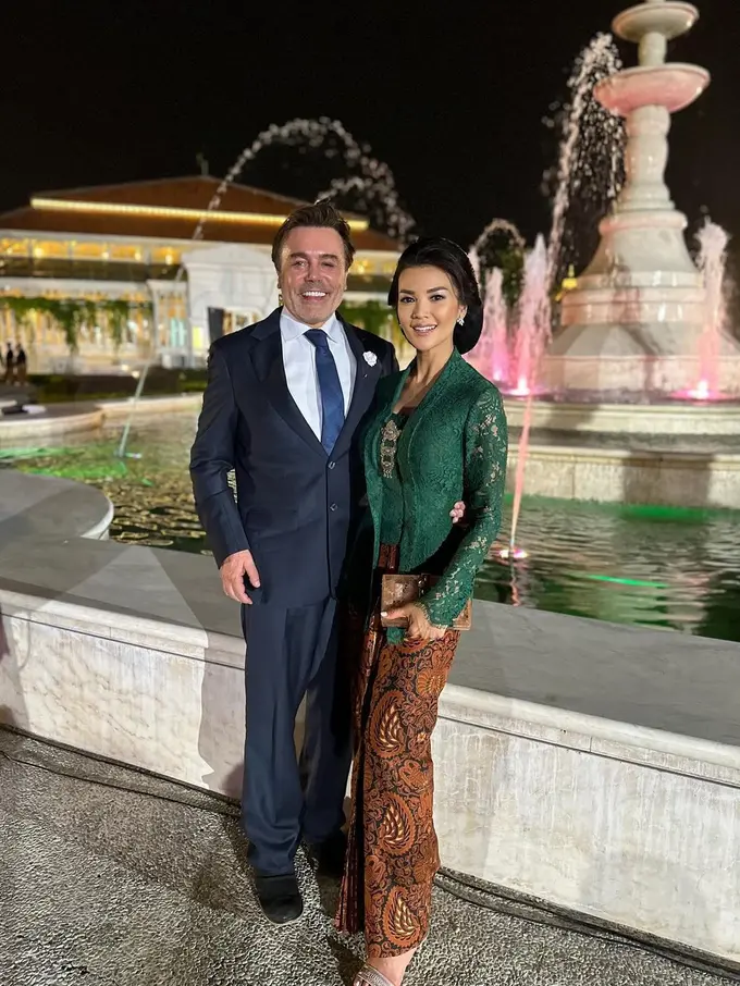 Farah Quinn dengan kebaya hijau (Instagram/farahquinnofficial)