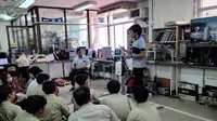 Marcellino sedang mempresentasikan purwarupa Humanoid Teaching Assistant Robot kepada mahasiswa di Rajamangala University of Technology Thanyaburi, Thailand. (Istimewa)