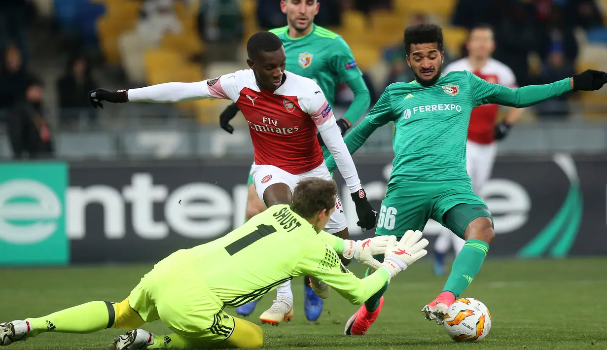 Pemain Arsenal, Eddie Nketiah (kiri atas) mencoba mencetak gol ke gawang Vorskla Poltava saat bertanding pada laga kelima Grup E Liga Europa di Stadion NSK Olimpiyskiy, Kyiv, Ukraina, Jumat (30/11). Arsenal menang 3-0. (AP Photo/Efrem Lukatsky)