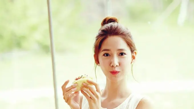 Menjelang Natal, Coba Kreasi Rambut Twins Bun, Yuk!