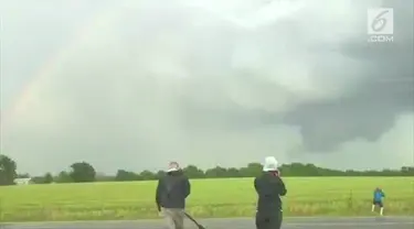 Fenomena langka muncul di Arkansas City. Pelangi dan tornado muncul secara bersamaan.