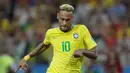 Penyerang Brasil, Neymar Jr menggiring bola saat bertanding melawan Serbia pada grup E Piala Dunia 2018 di Stadion Spartak di Moskow, Rusia (27/6). Brasil menang 2-0 atas Serbia dan melaju ke babak 16 besar dengan poin 7. (AP Photo/Andre Penner)