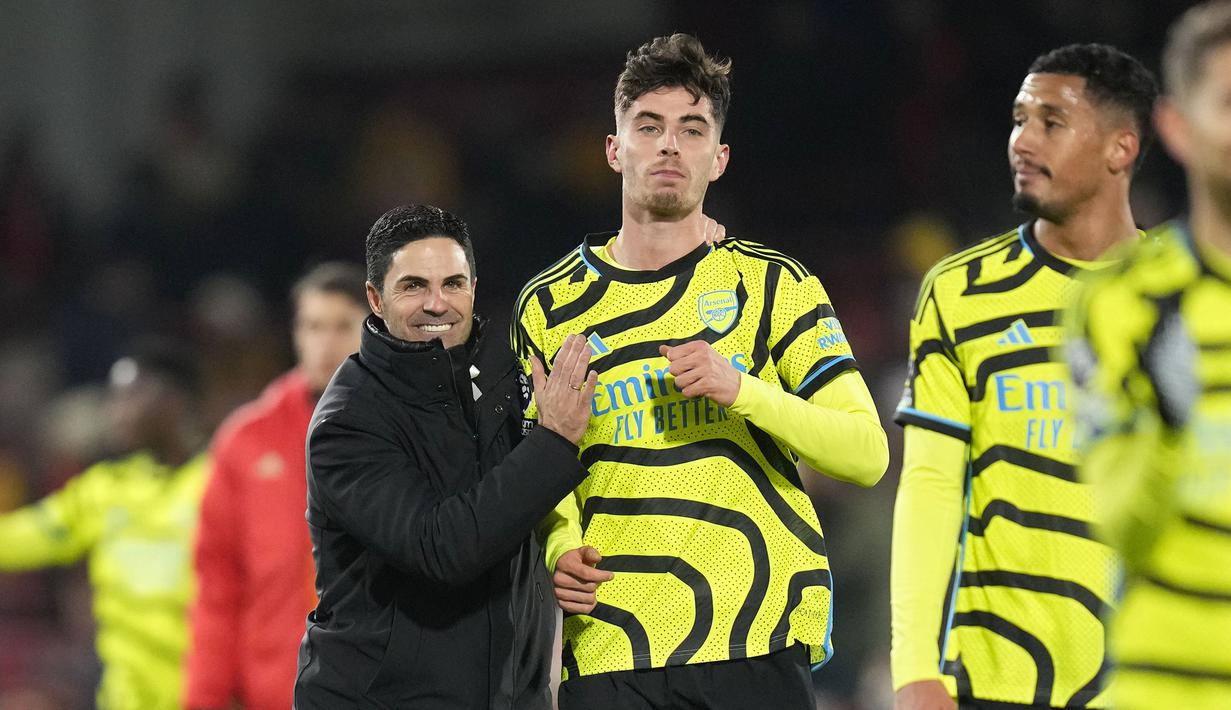 Pelatih Arsenal, Mikel Arteta (kiri) bersama Kai Havertz merayakan kemenangan Arsenal atas Brentford pada laga pekan ke-13 Liga Inggris 2023/2024 di Gtech Community Stadium, London, Inggris, Minggu (26/11/2023) dini hari WIB. (AP Photo/Kirsty Wigglesworth)