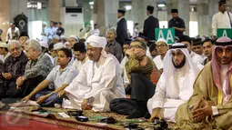 Ribuan umat muslim bersama sejumlah pejabat tinggi negara melakukan salat Idul Fitri di Masjid Istiqlal, Jakarta, Jumat (17/7/2015).  Tampak, perwakilan negara sahabat saat mengikuti salat Id di Masjid Istiqlal. (Liputan6.com/Faizal Fanani)