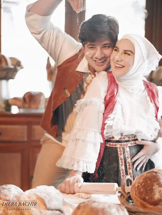 "Yang pasti prosesnya sangat lancar banget, berjalan juga cepet. Caesar tuh sebentar ternyata, nggak lama. 15 menit doang kalau nggak salah. Alhamdulillaj semuanya dimudahkan," papar Ammar Zoni. (Instagram/_irishbella_)