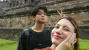 Seru menikmati momen liburan bareng, Cassandra Lee dan Ryuken Lie memilih untuk menikmati waktu bersama ke Candi Borobudur. Sebagai salah satu tempat bersejarah, banyak selebriti yang memilih untuk menikmati liburan ke candi tersebesar di Indonesia tersebut. (Liputan6.com/IG/@cassandraslee)