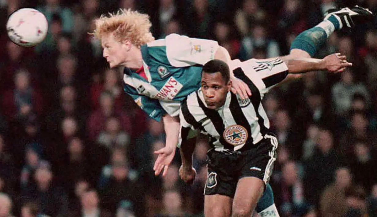 Les Ferdinand. Striker Inggris yang kini berusia 55 tahun dan telah pensiun pada Juli 2006 bersama Watford ini tercatat pernah melakukan hattrick beruntun pada musim pertama Premier League yaitu 1992/1993. Momen itu terjadi saat ia berseragam Queen's Park Rangers sebagai klub pertamanya di Liga Inggris di pekan ke-38 dan ke-39. Pada pekan ke-38 (10/4/1993) hattricknya membawa QPR menang 4-3 atas Nottingham Forest, sementara di pekan ke-39, dua hari berikutnya, hattricknya membawa QPR mengatasi Everton 5-3. (AFP/Dave Kendall)