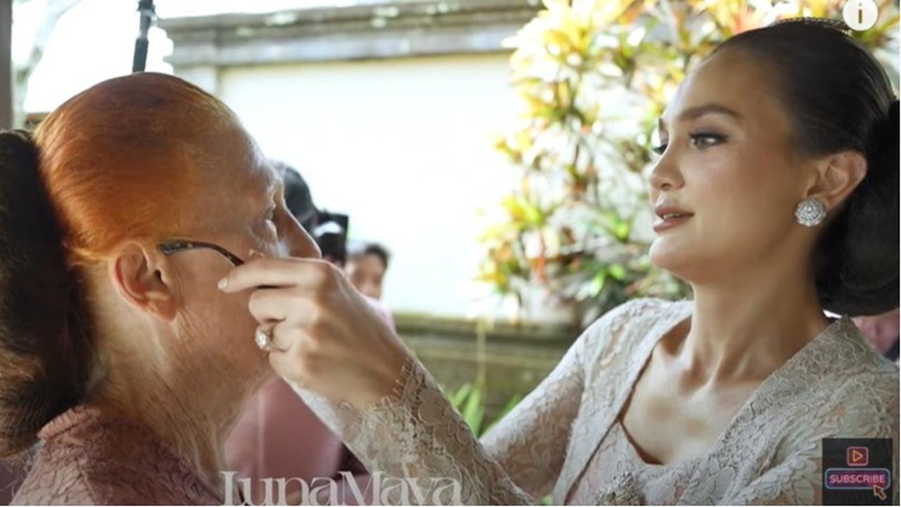 Momen Luna Maya Bujuk Desa Maya Sang Ibunda Agar Tak Pakai Sendal Jepit di Acara Siraman: Please 1 Jam Saja