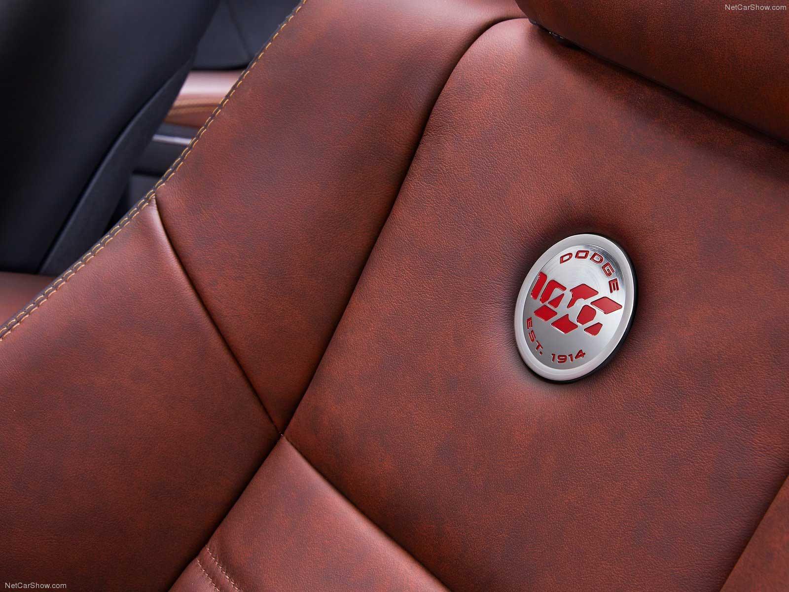 Lambang 100th Anniversary Edition di jok