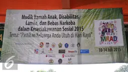 Sebuah spanduk tentang Program Mudik Ramah Anak, Disabilitas (MRAD) 2015 terpasang di terminal Kampung Rambutan, Jakarta, Jumat (10/7/2015).  Kak Seto dan tim menghibur anak-anak para pemudik sebelum berangkat (Liputan6.com/Yoppy Renato)