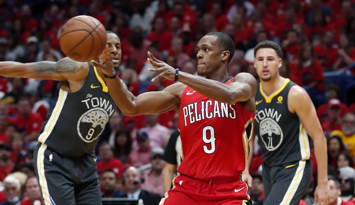 Pemain Pelicans, Rajon Rondo (9) memberikan umpan kepada rekannya saat melawan Warriors pada laga gim ketiga semifinal NBA basketball playoff di Smoothie King Center, New Orleans, (4/5/2018). Pelicans menang 119-100. (AP/Gerald Herbert)