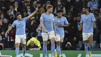 Penyerang Manchester City, Julian Alvarez (kiri) berselebrasi usai mencetak gol ke gawang Sevilla pada pertandingan lanjutan Grup G Liga Champions di stadion Etihad di Manchester, Inggris, Kamis (3/11/2022). Man City menang atas Sevilla dengan skor 3-1. (AP Photo/Rui Vieira)