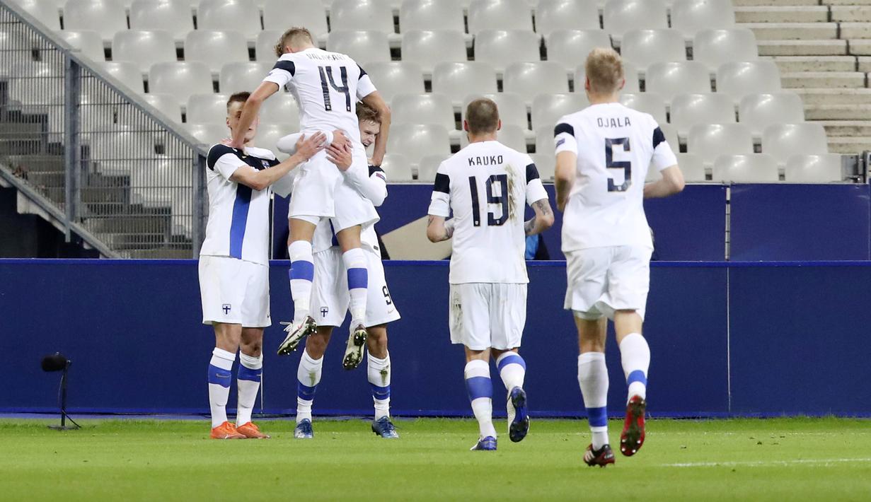 Para pemain Finlandia merayakan gol yang dicetak oleh Marcus Forss ke gawang Prancis pada laga uji coba di Stadion Stade de France, Rabu (11/11/2020). Prancis takluk dengan skor 0-2. (AP/Michel Euler)