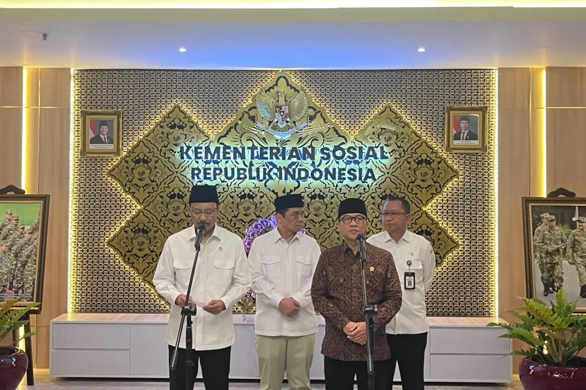 Menteri Sosial (Mensos) Saifullah Yusuf (Gus Ipul) dan Menteri Desa, Pembangunan Daerah Tertinggal Yandri Susanto di Kantor Kemensos, Jakarta, Senin (9/2/2026).