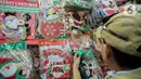 Calon pembeli memilih pernak-pernik Natal yang dijual di Pasar Asemka, Glodok, Jakarta, Kamis (12/12/2019). Umat Kristiani mulai mendatangi pusat perbelanjaan untuk berburu pernak-pernik penghias rumah dan pohon Natal. (Liputan6.com/Faizal Fanani)