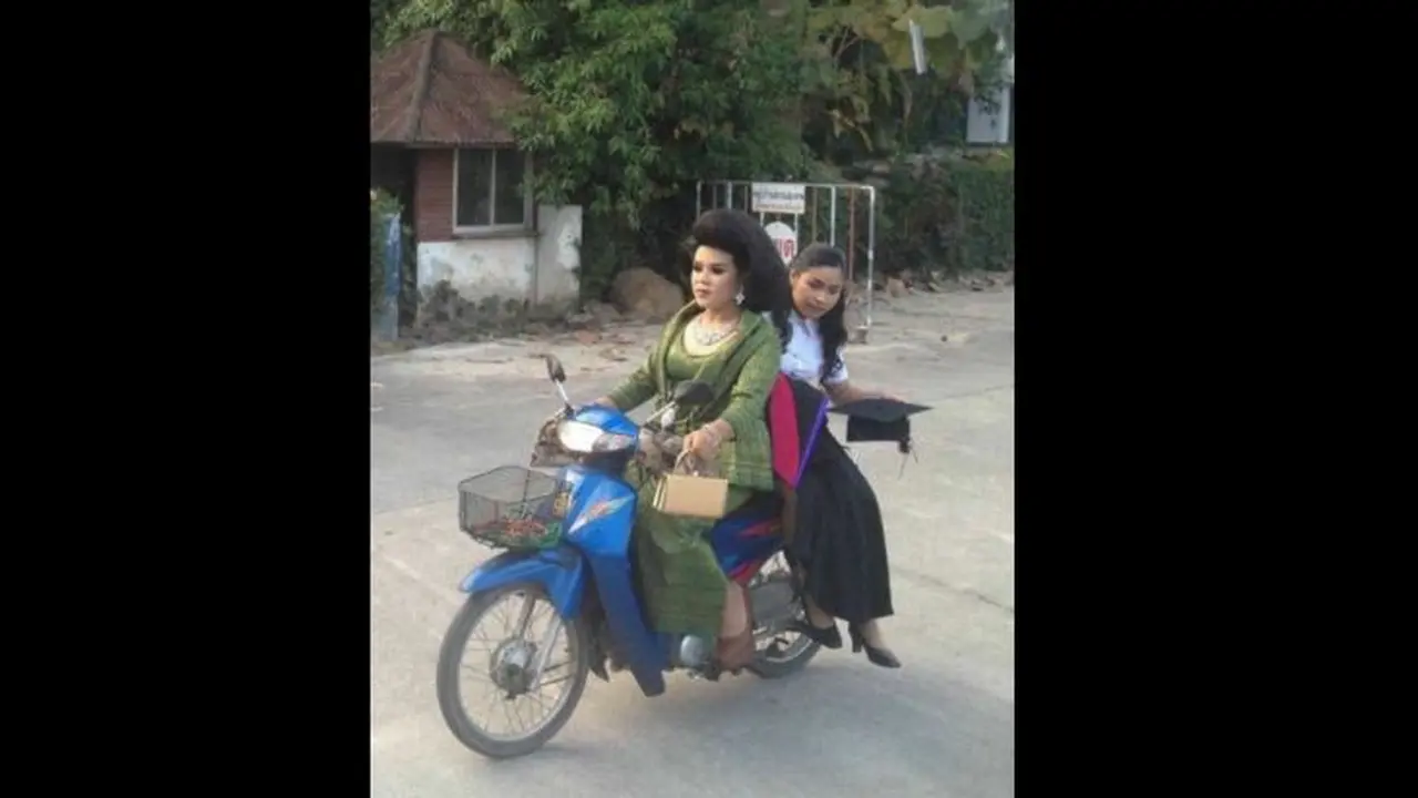 Emak-Emak Naik Motor
