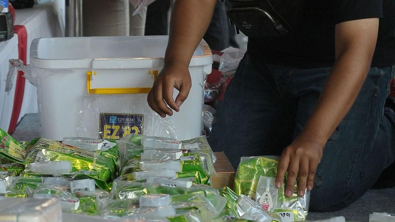 Jaringan Fredy Pratama diketahui sangat rapi dalam menyusun komunikasi melalui aplikasi yang jarang digunakan oleh masyarakat umum. Selain itu, banyak pula rekening dari berbagai bank yang digunakan.<br>