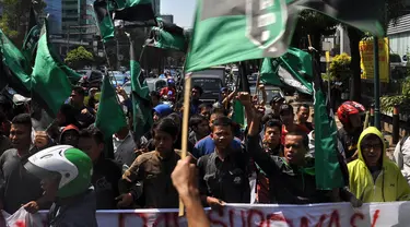 Massa HMI menggelar unjuk rasa di depan gedung Tipikor terkait sidang vonis Anas Urbaningrum, Jakarta, (24/9/14). (Liputan6.com/Miftahul Hayat)