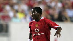 Mantan punggawa Manchester United, Eric Djemba-Djemba merupakan salah satu andalan Sir Alex Ferguson pada 2003-2005. Setelah pindah ke Aston Villa prestasinya menurun dan dinyatakan bangkrut. Sekarang menjadi pemain Persebaya Surabaya. (AFP/PHIL COLE )