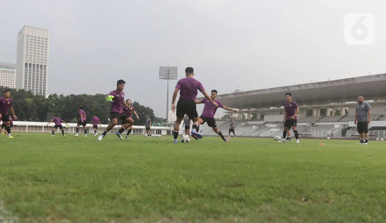 Sejumlah pemain Timnas Indonesia U-23 melakukan pemanasan jelang latihan di Stadion Madya Gelora Bung Karno, Jakarta, Selasa (12/4/2022). Latihan ini persiapan jelang Sea Games 2021 di Hanoi, Vietnam, 12 hingga 23 Mei 2022 mendatang. (Liputan6.com/Helmi Fithriansyah)