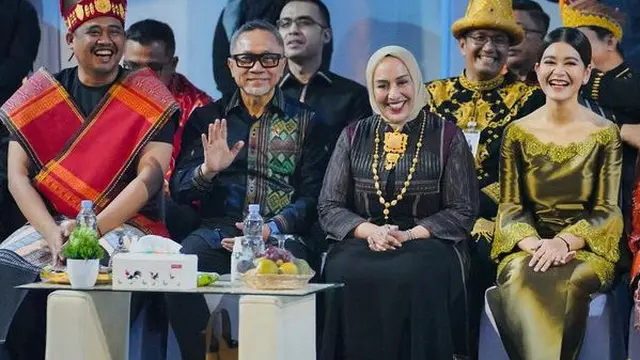 Gaya Kahiyang Ayu saat ulang tahun Medan. [@bobbynst]