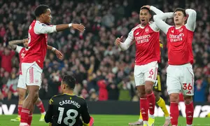 Jurrien Timber (kiri), Gabriel Magalhaes (kedua dari kanan), dan Martin Zubimendi (kanan) menyesali kegagalan timnya, Arsenal, mencetak gol ke gawang Manchester United pada lanjutan Liga Inggris 2025/2026 di Emirates Stadium, Minggu (26/1/2026) malam WIB. (Mike Egerton/PA via AP)