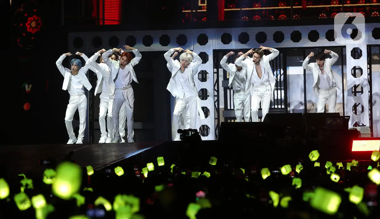 Grup idola K-Pop NCT 127 tampil dalam tur konser dunia kedua bertajuk "NEO City: Jakarta - THE LINK" di ICE BSD City, Tangerang, Banten, Jumat (4/11/2022). Tampil dalam balutan busana serba putih, NCT 127 membawakan sejumlah lagu di antaranya 'Kick It' dan 'Lemonade'. (Liputan6.com/Johan Tallo)