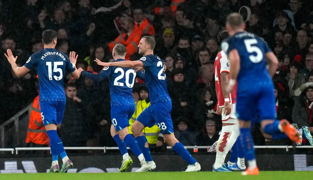 Sebaliknya, West Ham United yang terpaksa harus mengandalkan serangan balik, justru bermain sangat disiplin dalam menjaga lini belakangnya. (AP Photo/Alastair Grant)