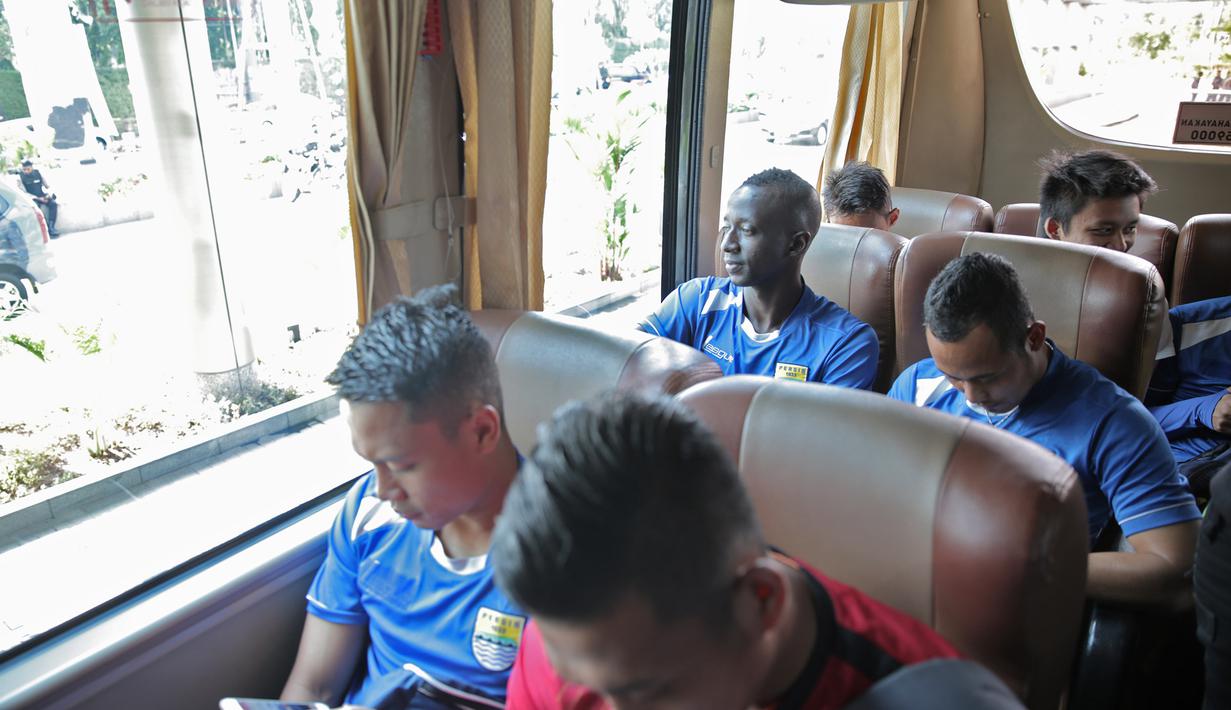 Suasana bus yang mengangkut pemain Persib berangkat latihan jelang laga final Piala Presiden 2015 menghadapi Sriwijaya FC di Stadion Utama Gelora Bung Karno, Jakarta, Sabtu (17/10/2015). (Bola.com/Vitalis Yogi Trisna)