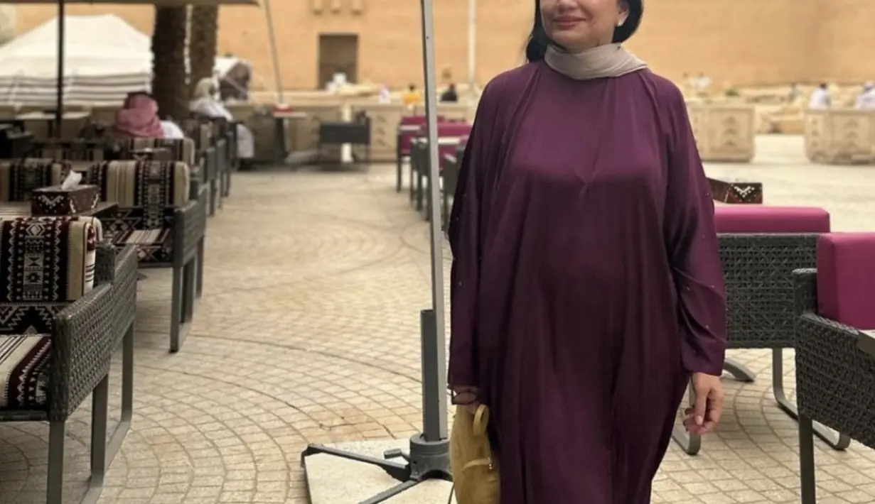 Bejalan-jalan di Riyadh, Yanti Airlangga juga tampak mengenakan tas dari brand ternama Loro Piana. [Foto: Instagram/ Yanti Airlangga]