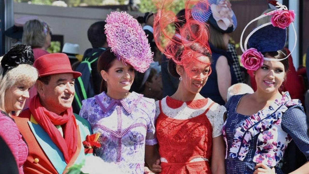 Kehebohan para gadis 'Racegoers' cantik di arena pacuan kuda