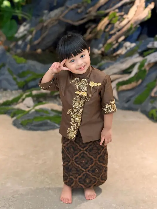 Ameena Atta tampil percaya diri kenakan kebaya Janggan cokelat dengan bordir emas. Rok batik cokelat tua jadi bawahan yang senada [@ameenaatta]
